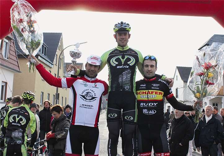 Amateurelite trat in die Pedale 