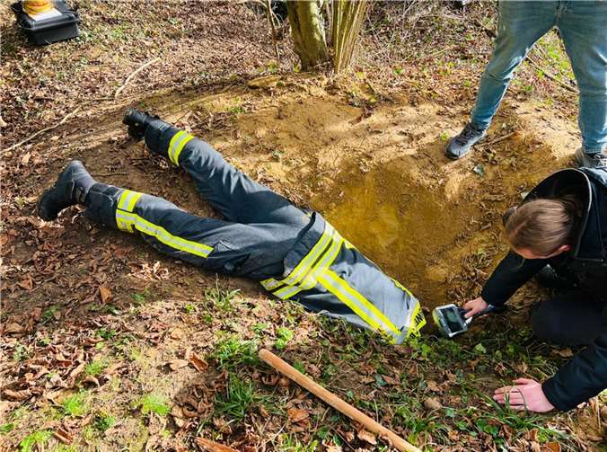 Großeinsatz zur Rettung aus rund vier Metern Tiefe