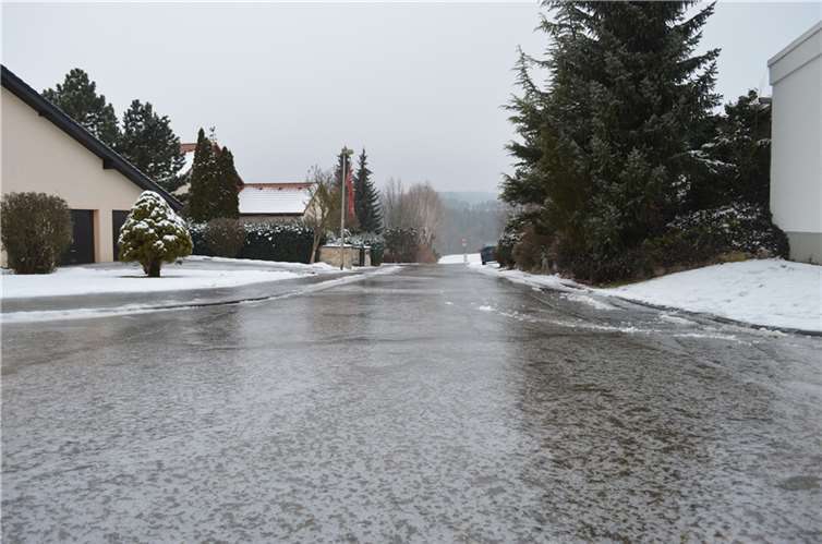 Schneeglätte: Mehrere Unfälle und Verkehrsbehinderung aufgrund der Wetterlage