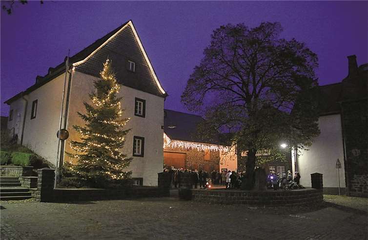 Thürer Dorfplatz mit stattlichen Weihnachtsbaum geschmückt