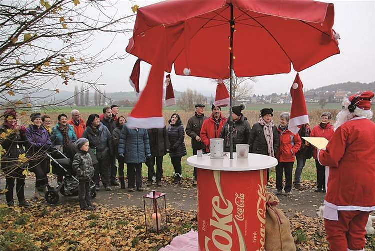 Thürer Dorfplatz mit stattlichen Weihnachtsbaum geschmückt 