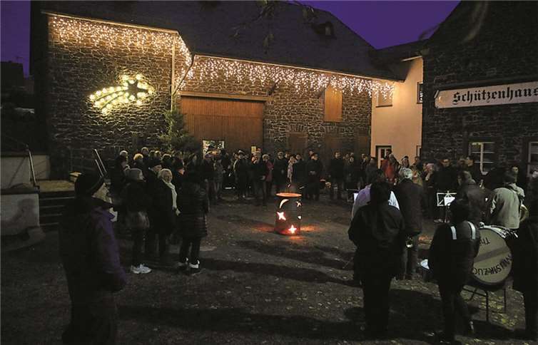 Thürer Dorfplatz mit stattlichen Weihnachtsbaum geschmückt 