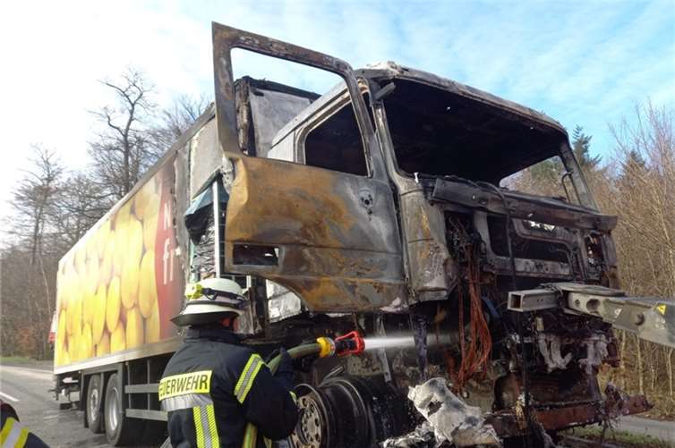L257: LKW stand in Flammen 