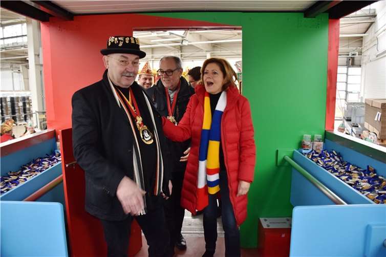Ministerpräsidentin Malu Dreyer taufte den besonderen Karnevalswagen mit Sekt 