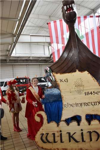 Ministerpräsidentin Malu Dreyer taufte den besonderen Karnevalswagen mit Sekt 