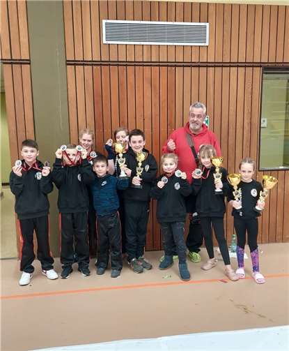 Zwei Teams , 13 Kickboxer und jede Menge Medaillen 