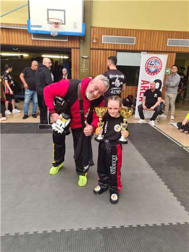 Zwei Teams , 13 Kickboxer und jede Menge Medaillen 