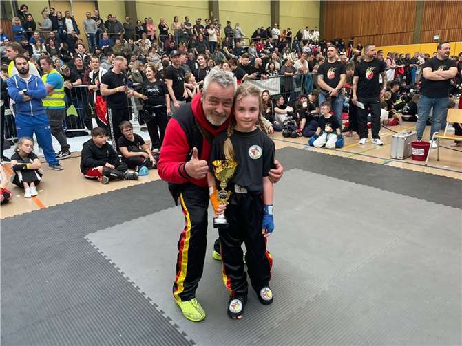 Zwei Teams , 13 Kickboxer und jede Menge Medaillen 