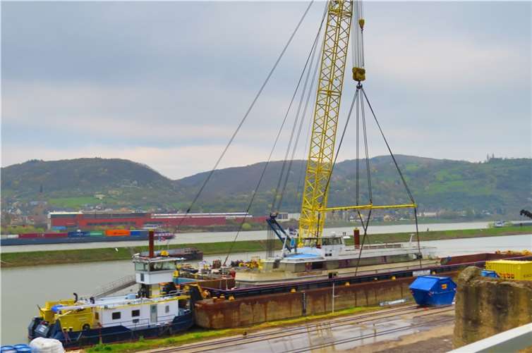Havariertes Schiff im Brohler Hafen geborgen Havariertes Schiff im Brohler Hafen geborgen