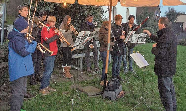 Vorweihnachtliche Stimmung vor der festlich angestrahlten Jakobuskapelle Vorweihnachtliche Stimmung vor der festlich angestrahlten Jakobuskapelle