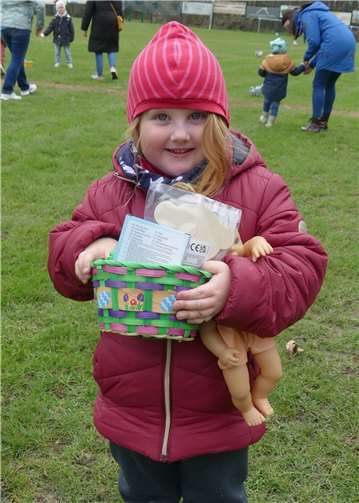 Lebensgroßer Osterhase begeisterte die Kids 