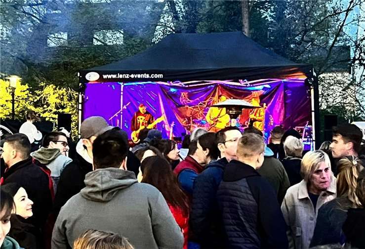 Traditionelles Maibaumfest lockte viele Besucher 