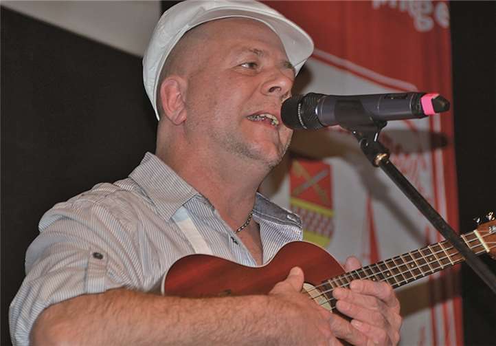 „Dat Bärchen“ brachte die Bauhofhalle zum Singen und Schunkeln 
