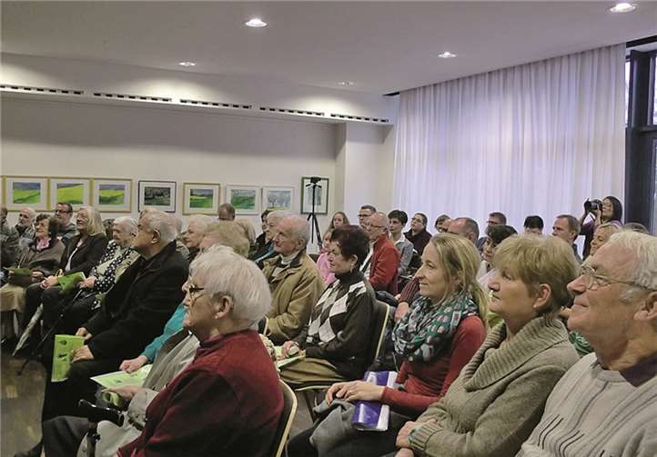 Kinder musizieren mit Senioren im Haus der Stommel Stiftung 