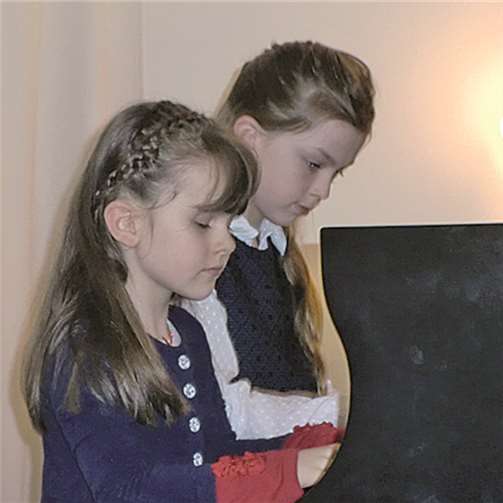 Kinder musizieren mit Senioren im Haus der Stommel Stiftung 