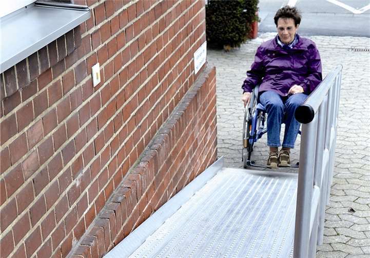 Oft steht sie vor zu hohen Stufen 