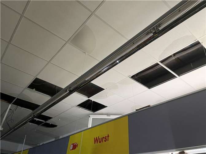 Unwetter beschädigt Supermarkt-Dach, stürzt Bäume um und überflutet Straßen 