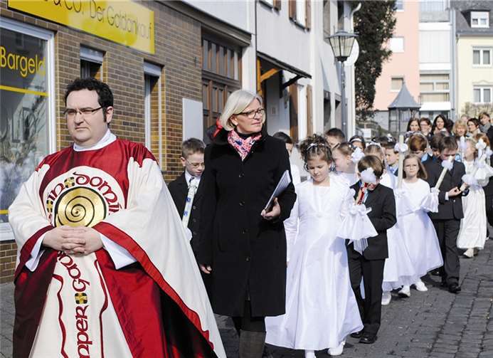 Sonnenschein erfreute Kommunionkinder 