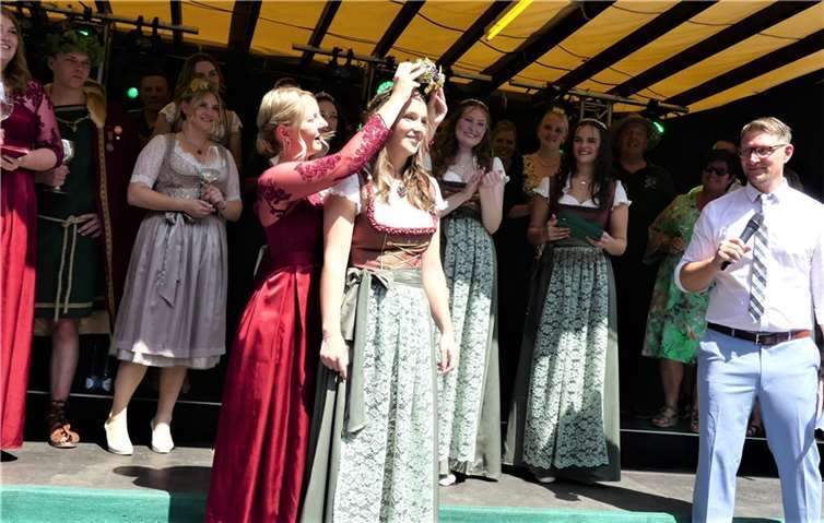Sarah zur neuen Löfer Weinkönigin gekrönt 