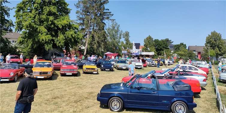 Vielfältige Ausstellung von Autos, Motorrädern und Landmaschinen 