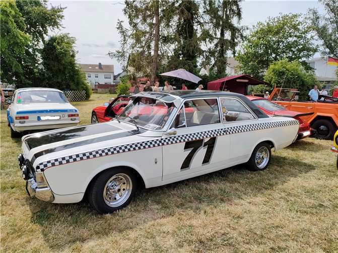 Vielfältige Ausstellung von Autos, Motorrädern und Landmaschinen 