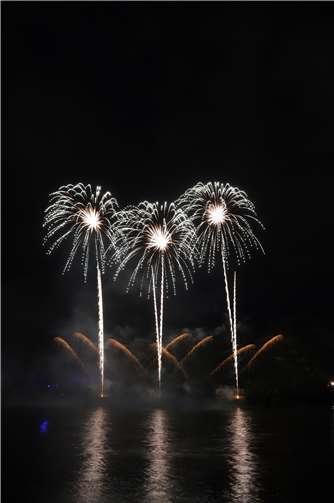 Farbenprächtiges Feuerwerk war Höhepunkt beim „Fest der 1000 Lichter“ 