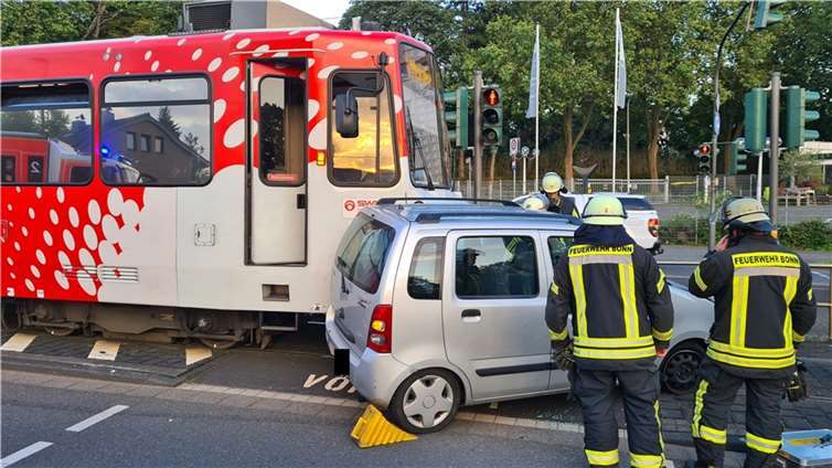 Bonn: Auto kollidiert mit Stadtbahn 