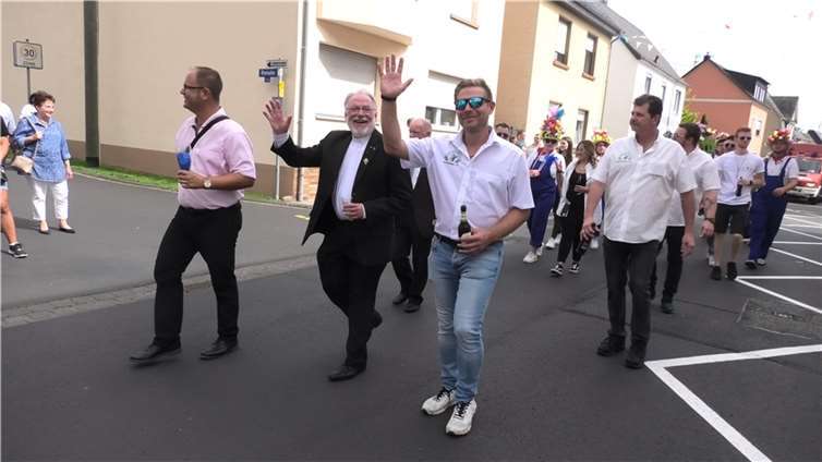Tolle Beteiligung beim Festzug der Rheindörfer-Kirmes in „Basjanes“ 