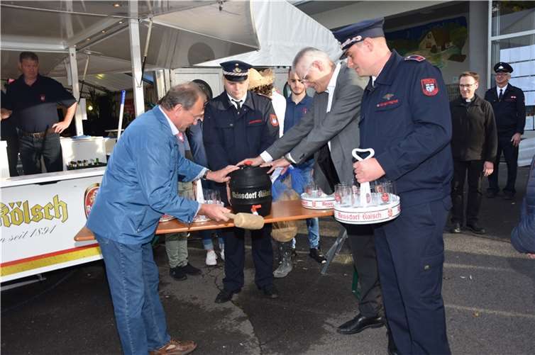 Neue Einsatzfahrzeuge an die Oberdreeser Feuerwehr übergeben 