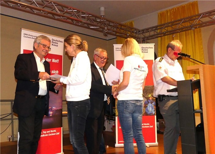 Fluthilfemedaillen und Auszeichnungsspangen für Ahreinsatz 