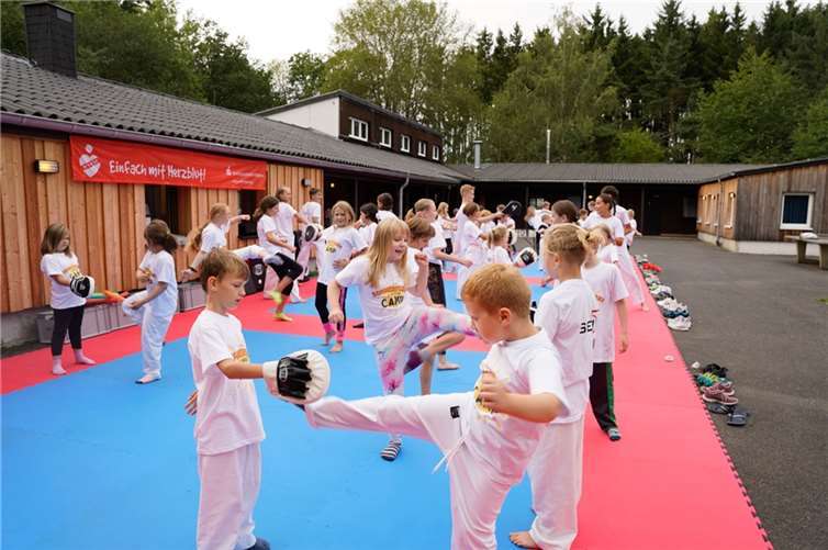 Sport und Spaß beim Karate-Sommerferien-Camp in der Eifel 