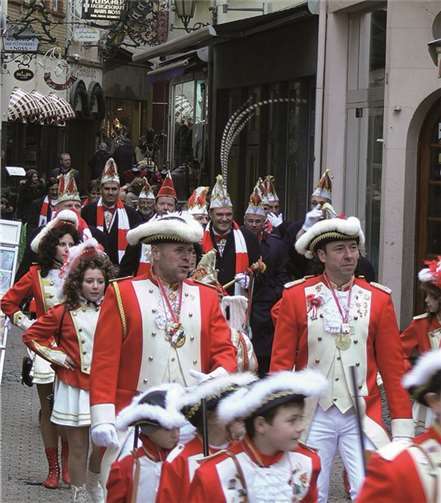 Die rot-weiße Narren-Armada nahm das Rathaus im Handstreich 