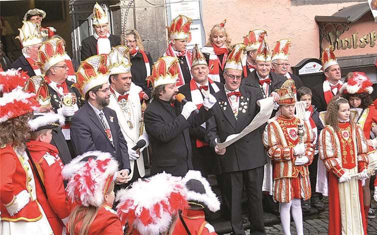 Die rot-weiße Narren-Armada nahm das Rathaus im Handstreich 