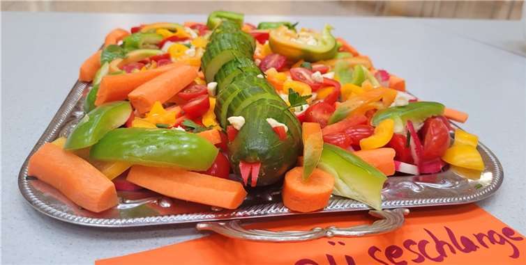 Schüler zaubern Buffet: Von Brotgesichtern bis Obstspießen 