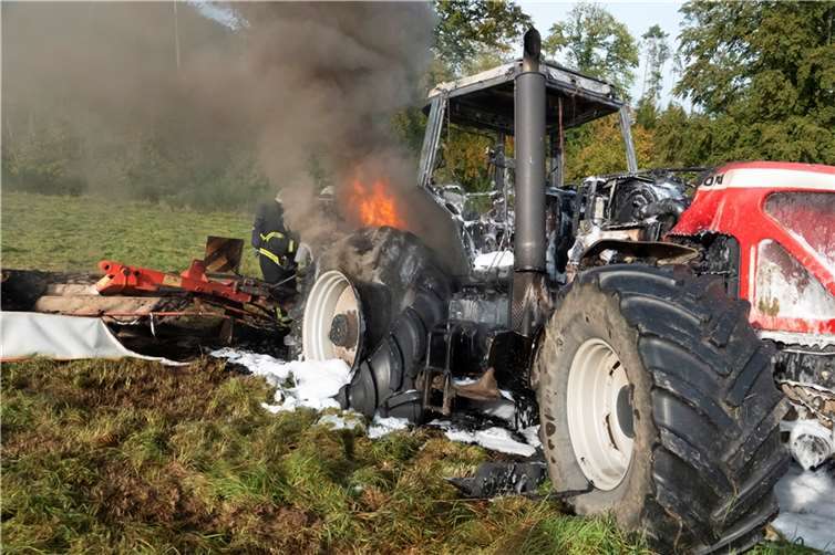 Traktor gerät beim Mähen in Brand 