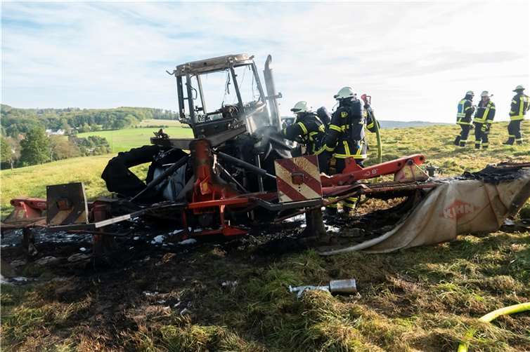 Traktor gerät beim Mähen in Brand 