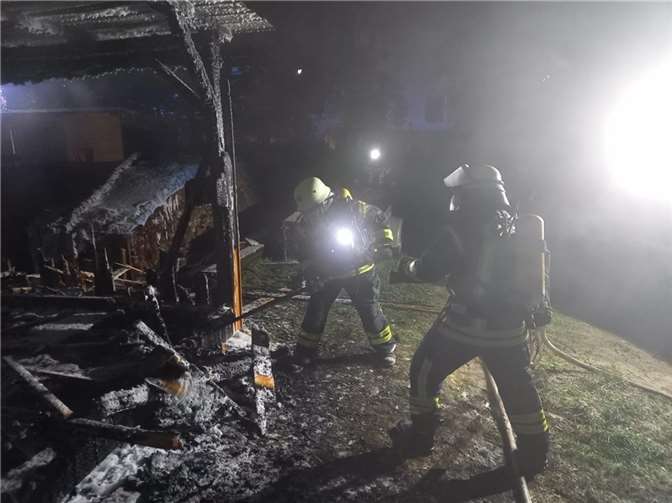 25 Einsatzkräfte in nächtlicher Feuerwehraktion 25 Einsatzkräfte in nächtlicher Feuerwehraktion