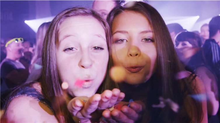 BLICK aktuell TV: Gewinnt 3x2 Karten für First Kiss Frankfurt 