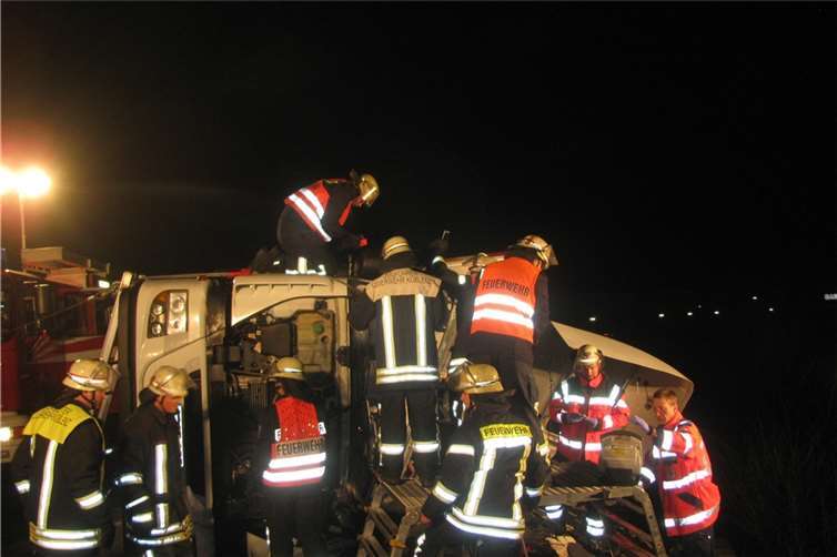 Sattelzug im Bubenheimer Kreisel  umgekippt