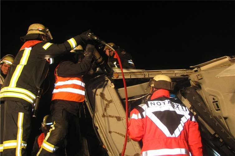 Sattelzug im Bubenheimer Kreisel  umgekippt 