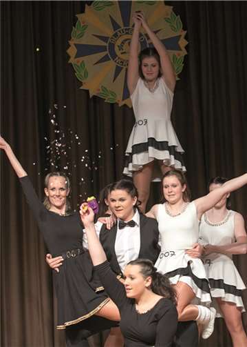 Behaarte Männerbeine wetteiferten mit grazilen Tänzerinnen