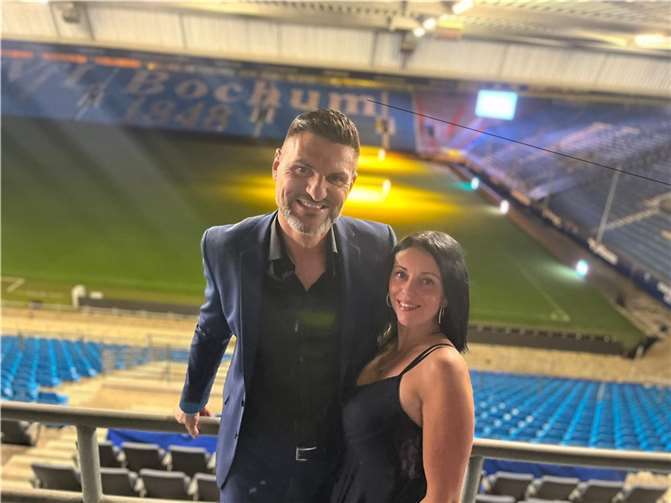 Coach Sascha Watzlawik übergibt Spende bei „Lichtblicke“-Gala 