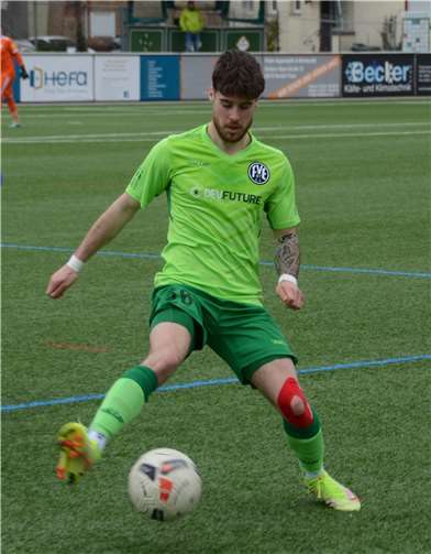 Coach Sascha Watzlawik übergibt Spende bei „Lichtblicke“-Gala 