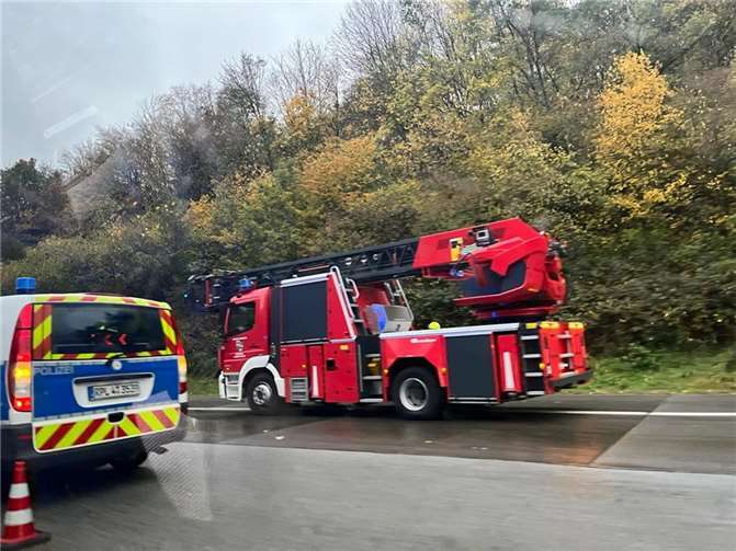 LKW-Brand auf der A61: Mehrere Fahrstreifen gesperrt 