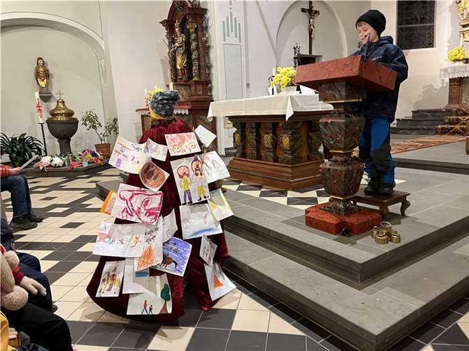 Kinder gestalten besonderen Martinsmantel 