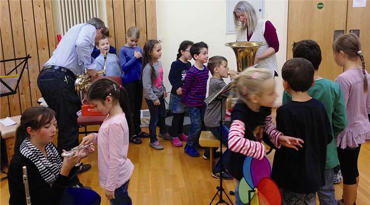 Ein Instrument erlernen, neue Freunde kennenlernen und zusammen musizieren 