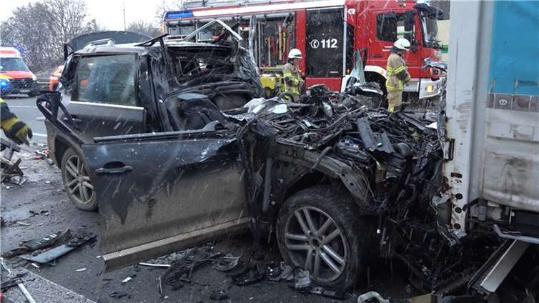 Mendig: Auto kracht in Stauende und wird unter Sattelzug geschoben 