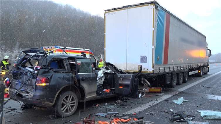 Mendig: Auto kracht in Stauende und wird unter Sattelzug geschoben 