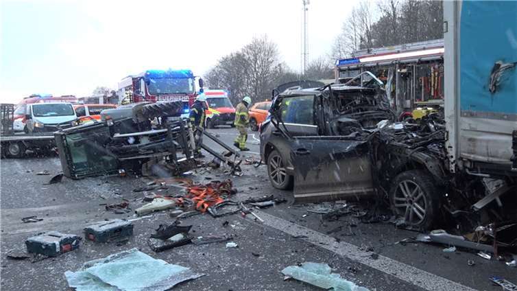 Mendig: Auto kracht in Stauende und wird unter Sattelzug geschoben 
