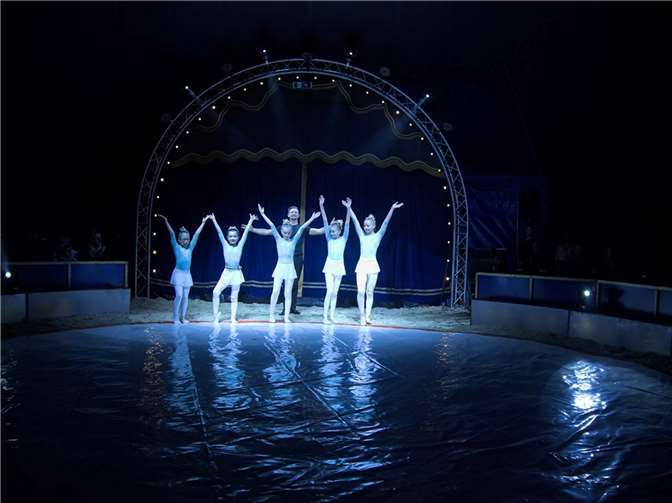 Schüler begeistern mit Zirkusshow aus Akrobatik und Entertainment 